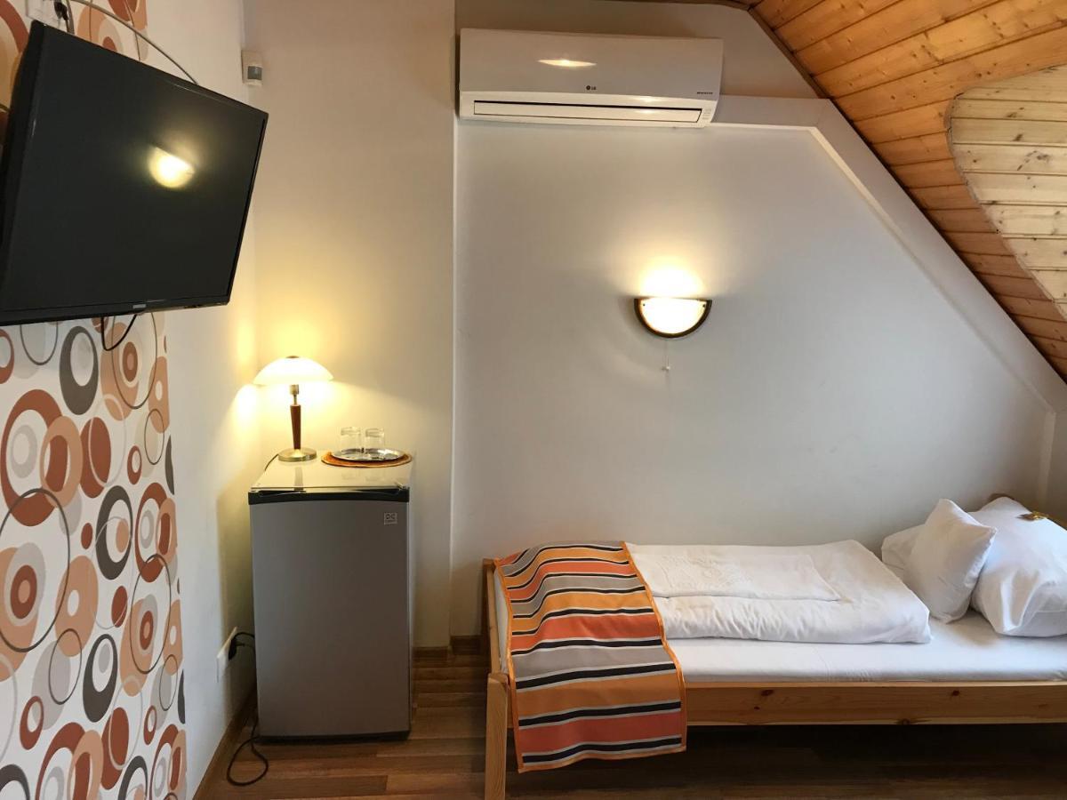 Zoeldteto Panzio Bed & Breakfast Balatonfured Ngoại thất bức ảnh